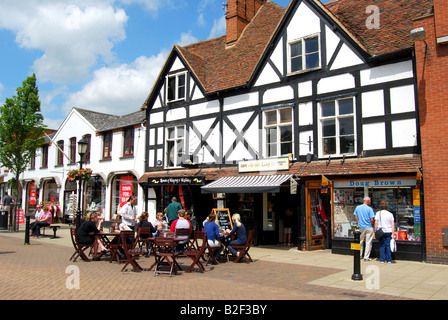 Cafe de la chaussée piétonne sur Henley Street, Stratford-upon-Avon, Warwickshire, Angleterre, Royaume-Uni Banque D'Images