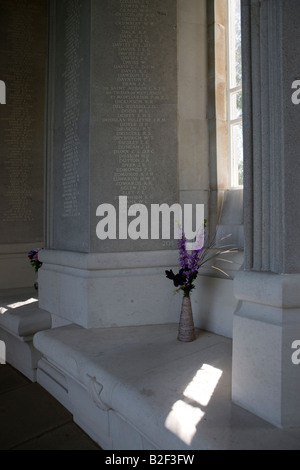 Le cloître avec les morts les noms airmens Air Force Memorial Runnymede Surrey Commonwealth War Graves Commission Banque D'Images