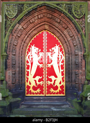 Porte de l'ouest doré avec des lions. Église St Giles, Cheadle, Staffordshire, conçu dans le style néo-gothique par A.W.N. Pugin Banque D'Images