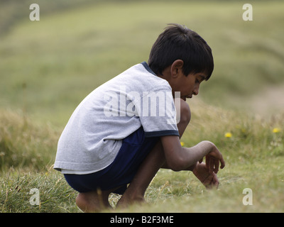 Jeune Indien jouant dans l'herbe Banque D'Images