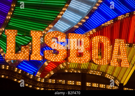 Chine - Macao néons et des signes de Casino Lisboa de nuit. Macao est la seule région de Chine où le jeu est autorisé. Banque D'Images