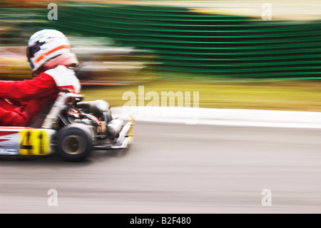 Pilote de course de karting en passant en haute vitesse Banque D'Images