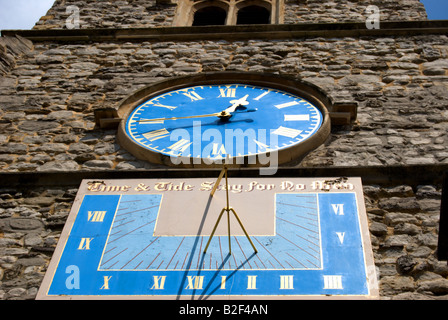 Réveil et sundial pour bien biblique sur la Tour de Saint Mary's Church, Putney, sud-ouest de Londres, Angleterre Banque D'Images