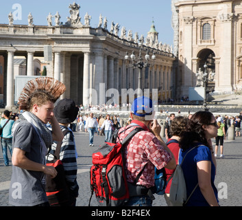 Jeune homme avec coupe mohican dans la file d'attente pour St Peter s St Peter s Vatican Italie Banque D'Images