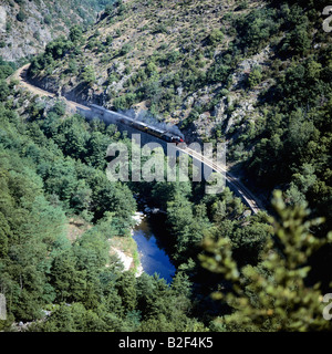 Chemin de fer du Vivarais train touristique à vapeur dans les gorges du Doux Département Ardèche France Europe Banque D'Images