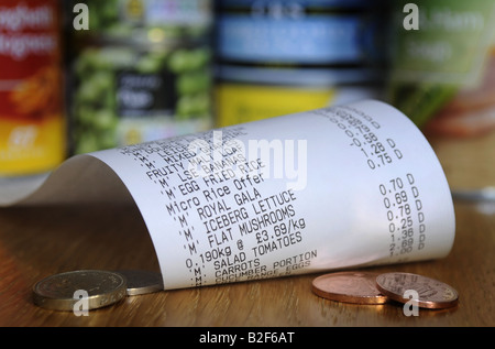 Le projet de loi ALIMENTAIRE SUPERMARCHÉ BRITANNIQUE AFFICHE LES ITEMS ET LES PRIX ,UK. Banque D'Images