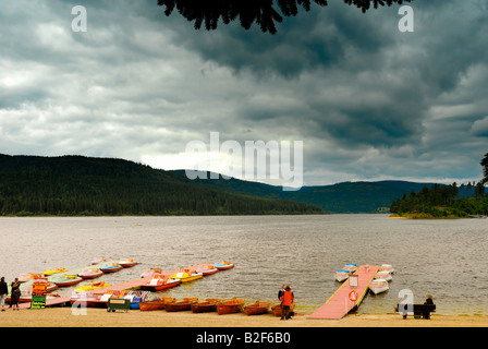 Schluchsee a le plus grand lac dans la Forêt Noire, sept kilomètres de long 14 kilomètres de large et 61 mètres de profondeur c'est un artifi Banque D'Images