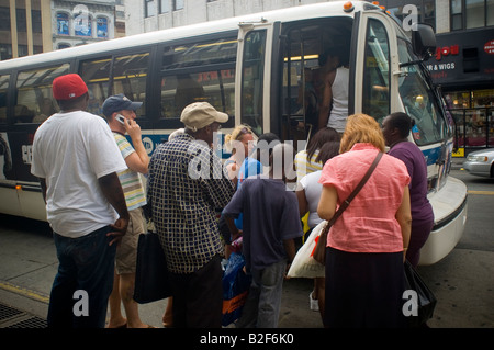 Les voyageurs à bord d'un autobus au centre-ville de Brooklyn à New York Banque D'Images