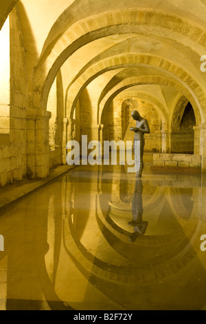 Statue sculpture sonore II 2 par Antony Gormley dans les cryptes de la cathédrale de Winchester Hampshire Angleterre Royaume-Uni GB Banque D'Images