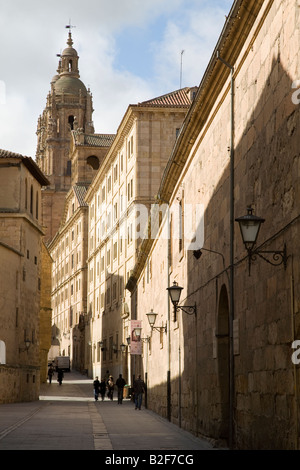 Espagne Salamanca Vue sur les clochers de l'église Iglesia de San Benito pavées étroites vers le bas rue bordée d'immeubles et les piétons Banque D'Images