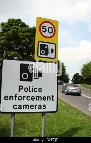 Limitation de vitesse routière signe sur l'A6 dans le Derbyshire, Angleterre, Royaume-Uni Banque D'Images