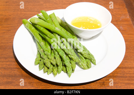 Asperges vertes et beurre blanc sur une chute de plaque de la Chine. Banque D'Images