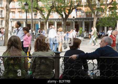 Espagne Toledo Les gens s'assoient sur des bancs dans la Plaza Zocodover et regarder les gens qui passent à travers plaza Banque D'Images