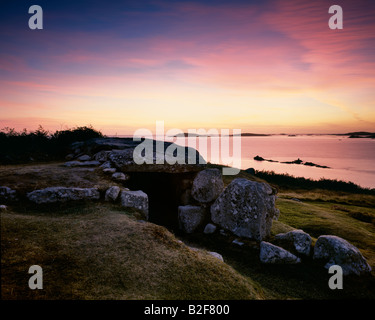 Soir vue de la chambre funéraire de Bant, St Mary, Îles Scilly. Cornwall. United Kingdom. Banque D'Images