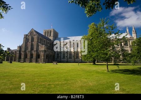 La cathédrale de Winchester au début de l'extérieur de l'été soleil matin Hampshire Angleterre Royaume-Uni GB Grande-bretagne British Isles Banque D'Images