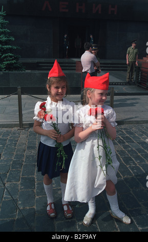 Les jeunes filles russes membres du groupe commuist Jeunes Pionniers visiter le tombeau de Lénine sur la Place Rouge pour le premier mai en Russie Banque D'Images