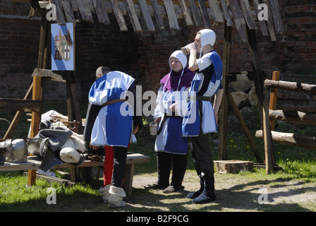 Les jeunes garçons habillés en armure d'obligations, Radzyn Chelminski, comté de Poznań, Pologne, voïvodie de Cujavie-Poméranie Banque D'Images