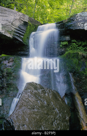 Une petite cascade routière sur le Blue Ridge Parkway en Caroline du Nord Banque D'Images