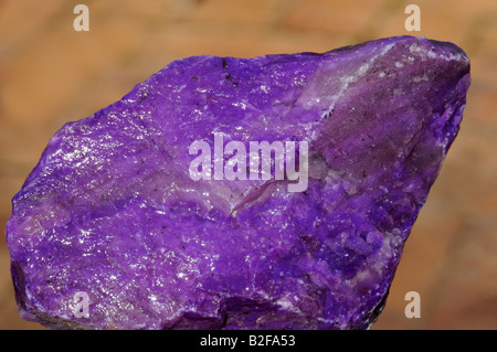 Rough Gem Sugilite ou Wesselite du Kalahari manganese mines champ Banque D'Images