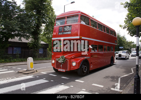 Routemaster bus mariage London England Banque D'Images