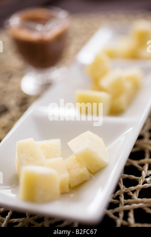Des cubes de fromage et chocolat fondu Banque D'Images
