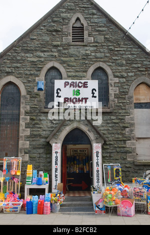 Discount shop Barmouth Station balnéaire côte ouest du nord du Pays de Galles Ancienne chapelle méthodiste, une boutique d'Aubaine Banque D'Images