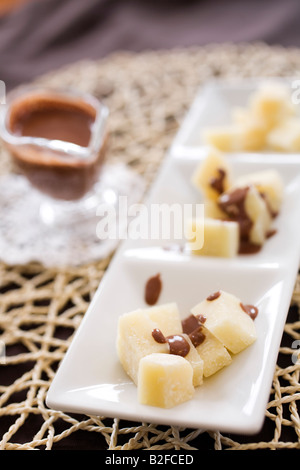 Des cubes de fromage et chocolat fondu Banque D'Images