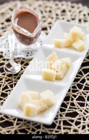Des cubes de fromage et chocolat fondu Banque D'Images