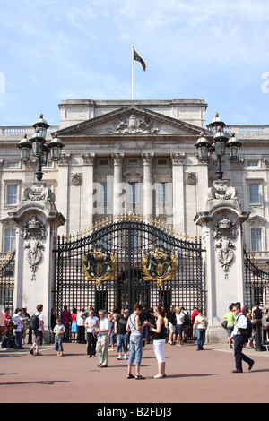 Buckingham Palace, Londres. La résidence officielle de la reine Elizabeth II avec flag flying pour signifier le monarque est en résidence Banque D'Images