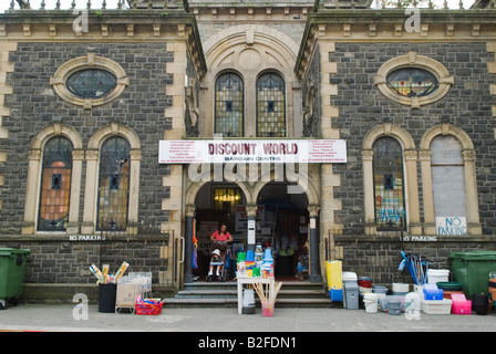 Discount shop Barmouth Station balnéaire côte ouest du nord du Pays de Galles Ancienne chapelle méthodiste maintenant une boutique d'Aubaine la pauvreté dans le Nord du Pays de Galles Banque D'Images