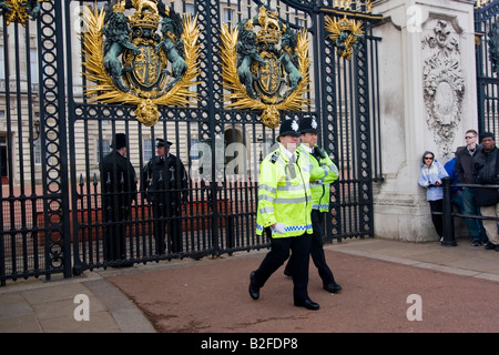 Les agents de police à Buckingham Palace, Londres, Royaume-Uni Banque D'Images