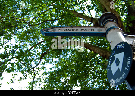 Laissée thames path avec thames dirigée vers la droite du sentier national, signe par la Tamise à Putney, sud-ouest de Londres Banque D'Images