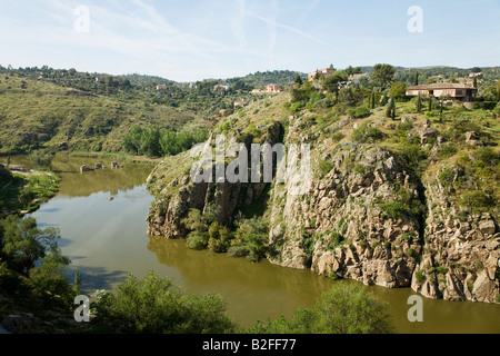 Espagne Toledo la rivière Tajo gorge en entourant sur trois côtés de la ville de colline au-dessus des maisons Banque D'Images