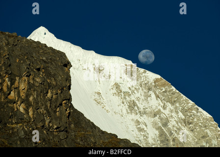 La lune sur l'arête nord de Huandoy Sur Banque D'Images