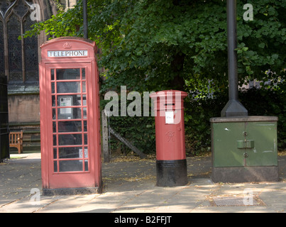 Téléphone et boîte postale ensemble à Chester à côté de la cathédrale Banque D'Images