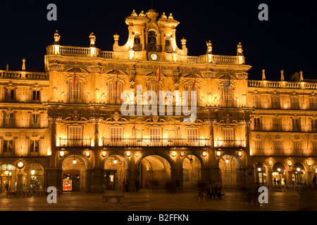 Espagne Salamanca Plaza Mayor à rassembler des foules de nuit dans le carré construit en 1700 Hôtel de Ville plus d'informations allume les gens s'assoient sur des bancs Banque D'Images