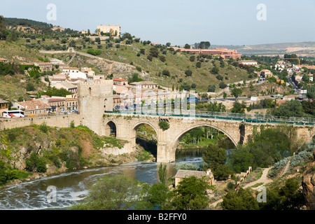 Espagne Toledo voûtes en pierre de San Martin Pont sur la rivière Tajo vue de Museo Macho Victoria Banque D'Images