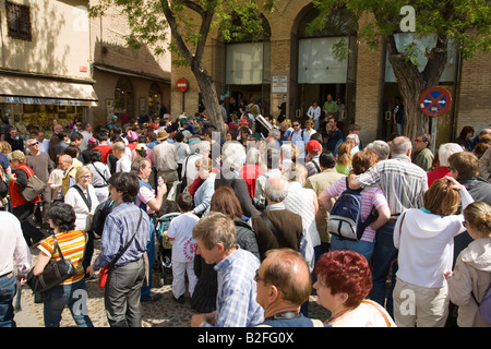 Ligne espagne Toledo de visiteurs attendent d'entrer dans la chapelle de Santo Tome avec El Greco peinture l'enterrement du comte d'Orgaz Banque D'Images