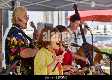 Un groupe joue le Jazz Hot la musique à un groupe extérieur à Coronado performance CA Banque D'Images