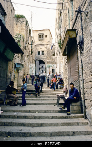 Ruelle étroite d'étapes dans la vieille ville de Jérusalem Banque D'Images