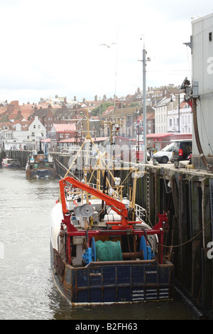 Les chalutiers de pêche dans le port de Whitby, Whitby, North Yorkshire, Angleterre, Royaume-Uni Banque D'Images