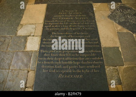 Pierre tombale de Jane Austen dans la cathédrale de Winchester Hampshire Angleterre Royaume-Uni GB Grande-bretagne Îles britanniques Europe Banque D'Images