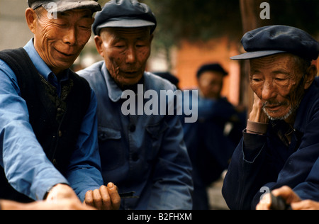 Les hommes chinois de jouer à un jeu Banque D'Images
