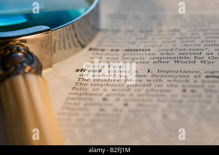 Le stress dans le dictionnaire avec loupe Banque D'Images