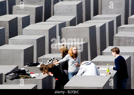 Allemagne, Berlin, Groupe d'adolescents (15-17) visiter Monument aux Juifs assassinés d'Europe, et le dessin sur feuille de papier Banque D'Images