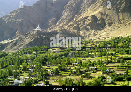 Vue de la ville de Leh Leh Palais Royal Plus de champs verts de Shanti Stupa et montagnes en arrière-plan de l'Himalaya, Ladakh Banque D'Images