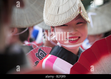Une danseuse japonaise en costume traditionnel à la Awa Odori Festival à Tokushima au Japon. Banque D'Images