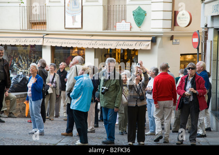 Espagne Toledo photographie les visiteurs de l'extérieur de la chapelle de Santo Tome avec El Greco peinture l'enterrement du comte d'Orgaz Banque D'Images