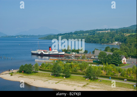 Femme de chambre à vapeur du Loch amarré à sa jetée sur le Loch Lomond Loch Lomond Shores près de Ploubazlanec en Ecosse Banque D'Images