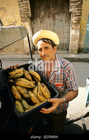 Portrait d'un homme le déchargement d'une caisse de bananes à Moron, Cuba Banque D'Images